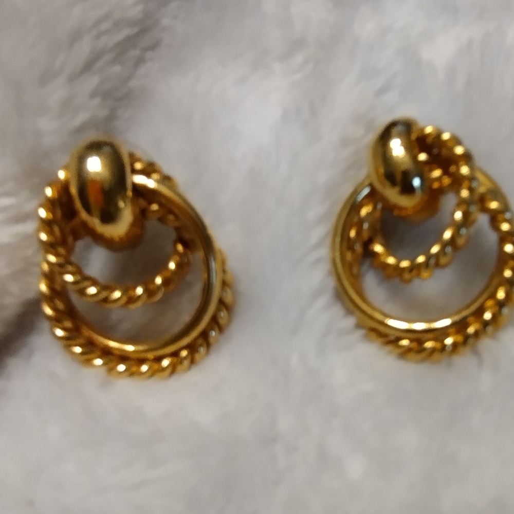 ♥️ 💙 Rare Vintage Avon gold tone three ring earrings - Picture 2 of 3